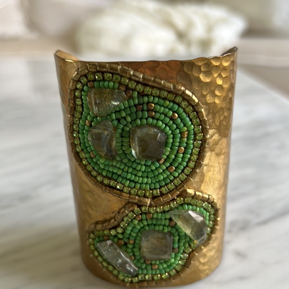 De Petra Hammered Gold Green Stone Cuff - Picture 2 of 5